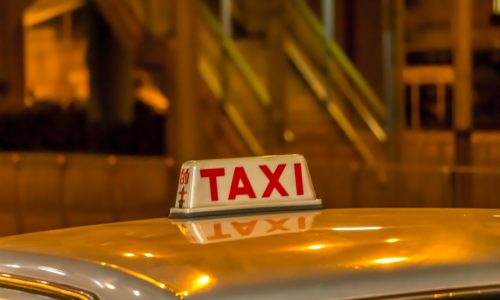 Paris Orly en taxi : Durée du trajet, tarifs et astuces pour un transfert en toute tranquillité